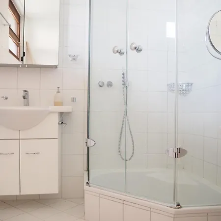 Lanzo Apartman *